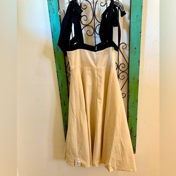 Petal & Pup Bow Strap Midi Dress 🖤 Sz Lg.
Brand new with tags – originally $108! - Picture 4 of 7